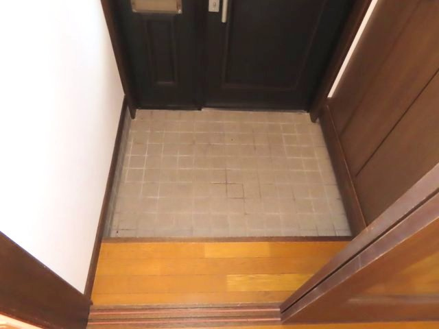北見市川東２１番地１９　平屋建中古売家の玄関|玄関土間と上がり框があることで、外からの土やほこりの侵入を防ぎ、玄関からの汚れが室内へ広がるのを防ぎます。さらに外からの冷気を遮断する役割も期待できます。