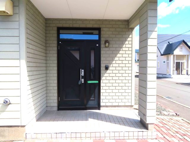 北見市川東２１番地１９　平屋建中古売家の玄関|玄関ポーチがあると、玄関ドアの前が屋根付きスペースになります。
雨の日に鍵を探したり、荷物を置いたり、子どもの靴を履かせたりするときに濡れにくく、とても楽になります。