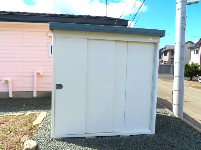 北見市川東２１番地１９　平屋建中古売家の収納|物置は、家の中に置きたくない物をまとめて収納できるので、室内がすっきりします。季節外の家電や寝具、行事用品（ひな人形、クリスマス飾りなど）、たまにしか使わない趣味の道具などを一か所に集約できます。