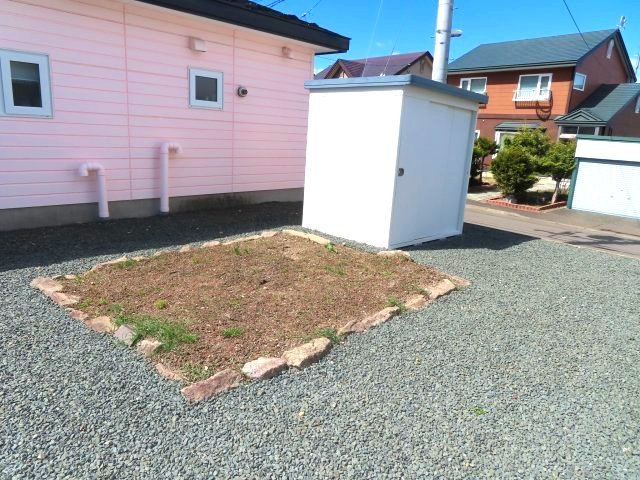 北見市川東２１番地１９　平屋建中古売家の庭|ちょとした花壇があると、春はチューリップやビオラ、夏はマリーゴールドやひまわりの小型種、秋冬は葉ボタンやパンジーなど、季節ごとに植え替えれば、暮らしの中で自然と季節感を味わえます。