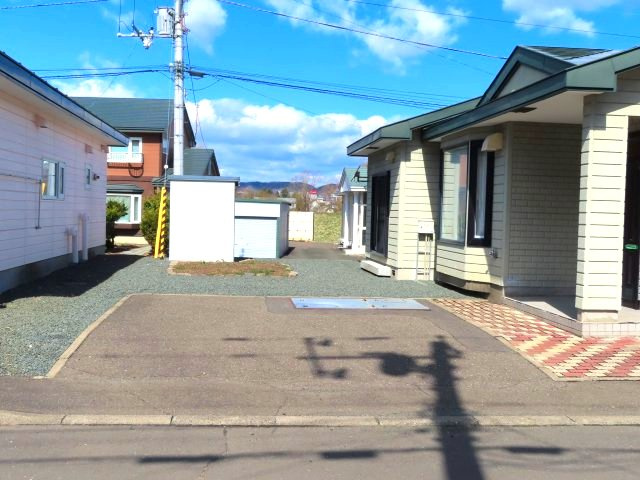 北見市川東２１番地１９　平屋建中古売家の駐車場|駐車場は普通車が２台分の駐車スペースがあります。