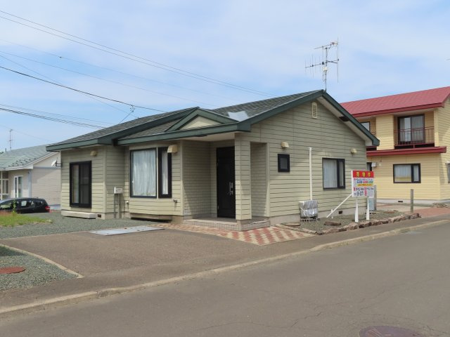 北見市川東２１番地１９　平屋建中古売家の駐車場|駐車場は普通車が２台分の駐車スペースがあります。