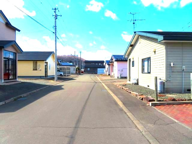 北見市川東２１番地１９　平屋建中古売家の前面道路含む現地写真|前面道路は南東側幅員8ｍの北見市市道(川東12線道路)に接道し、北東側から南西方向を見た前面道路周辺です。