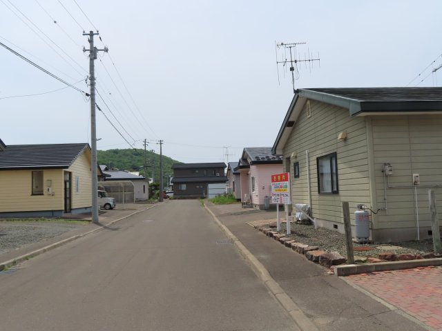 北見市川東２１番地１９　平屋建中古売家の前面道路含む現地写真|前面道路は南東側幅員8ｍの北見市市道(川東12線道路)に接道し、北東側から南西方向を見た前面道路周辺です。