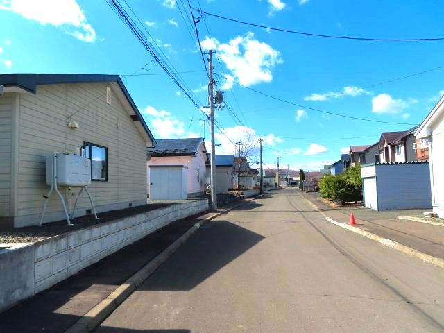 北見市川東２１番地１９　平屋建中古売家の前面道路含む現地写真|北西側幅員8ｍの北見市市道(川東13線道路)接道している、現地周辺です。