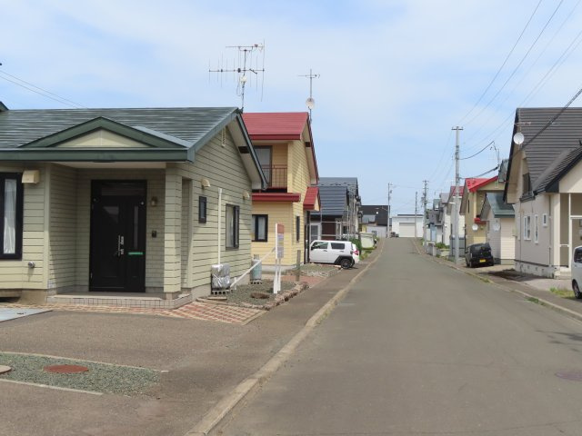 北見市川東２１番地１９　平屋建中古売家の前面道路含む現地写真
