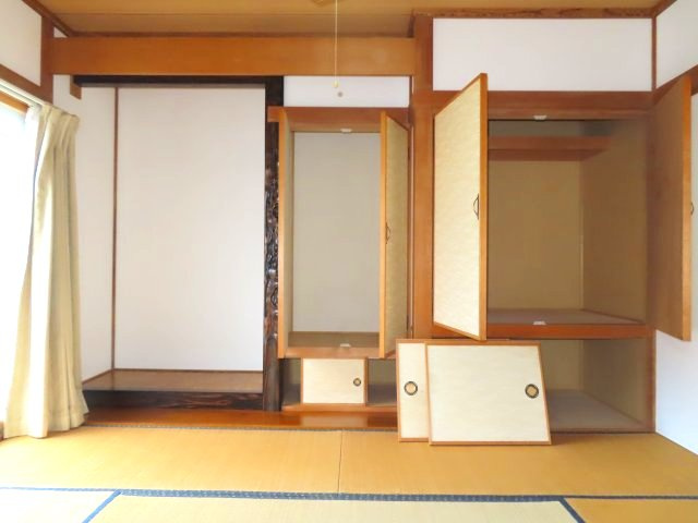 北見市川東２１番地１９　平屋建中古売家の収納|６帖和室(収納・仏間・床の間)です。