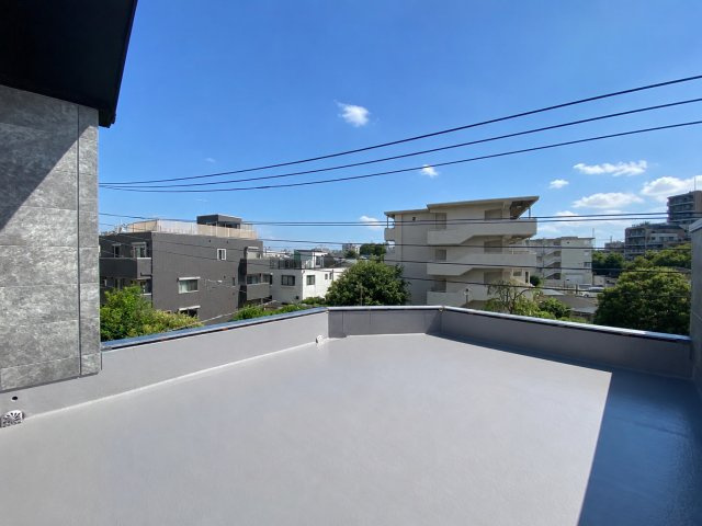 練馬区平和台2丁目 限定1棟のバルコニー|気持ちの良い青空が望める人気の広々ルーフバルコニー