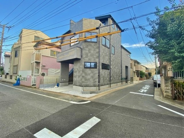 練馬区平和台2丁目 限定1棟の前面道路含む現地写真|光と風に恵まれた角地
開放感溢れる立地で陽当り・風通し良好！
南側約4..0ｍ公道×西側約6.0ｍ公道
お車の出し入れも快適です！！
利便性と暮らしやすさが共存した魅力的なロケーション♪