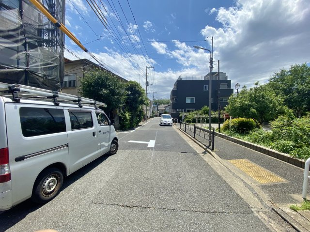 練馬区平和台2丁目 限定1棟の前面道路含む現地写真|開放感溢れる立地で陽当り・風通し良好！
南側約4..0ｍ公道×西側約6.0ｍ公道
お車の出し入れも快適です！！