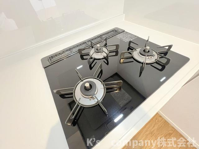 茅ヶ崎市中海岸2丁目　マンション茅ヶ崎のキッチン|三口ガスコンロでお料理の幅が広がります◇