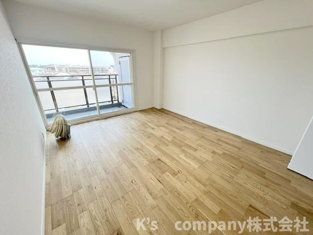 茅ヶ崎市中海岸2丁目　マンション茅ヶ崎の寝室|洋室8帖◇◇バルコニーに出入りができるお部屋で、主寝室におすすめです◇