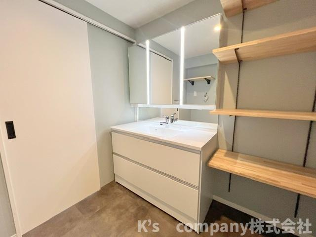 茅ヶ崎市中海岸2丁目　マンション茅ヶ崎の独立洗面台|三面鏡の内側には小物収納が充実しています◇右手には仕切り棚付き収納スペース♪