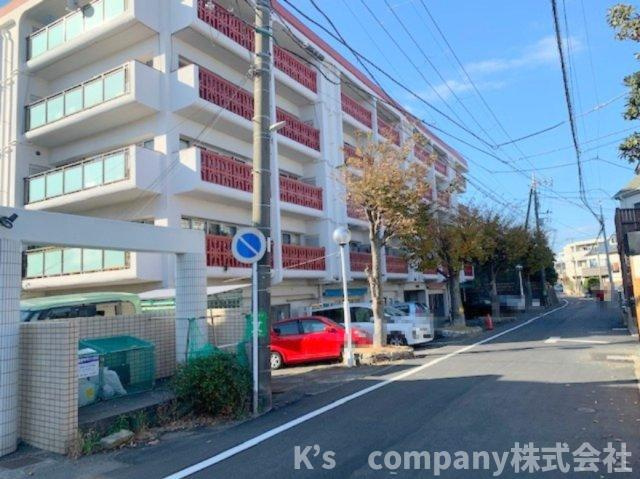 茅ヶ崎市中海岸2丁目　マンション茅ヶ崎の外観|前面道路沿いにも駐車スペースあり☆