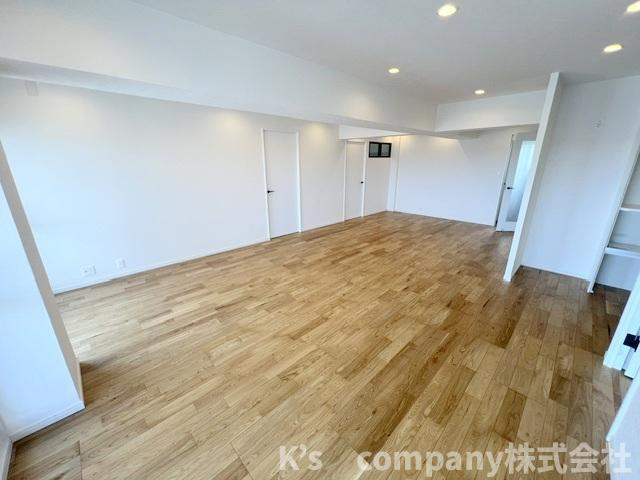 茅ヶ崎市中海岸2丁目　マンション茅ヶ崎の居間・リビング|バルコニー側から見たリビングスペース◇