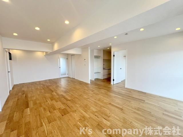 茅ヶ崎市中海岸2丁目　マンション茅ヶ崎の居間・リビング|奥側に独立型キッチンが見えます◇