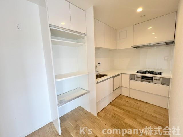 茅ヶ崎市中海岸2丁目　マンション茅ヶ崎のキッチン|L字型の作業効率の良いキッチン☆独立型キッチンでお料理の匂いや煙がリビングに広がりにくく、来客時も生活感が見えにくいのが魅力です♪
