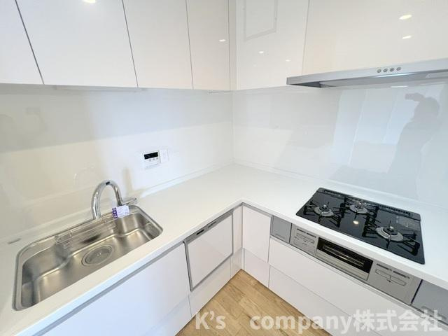 茅ヶ崎市中海岸2丁目　マンション茅ヶ崎のキッチン|吊戸棚収納が充実しています◇普段使いの少ない調理器具や調理家電の保管に便利です◇