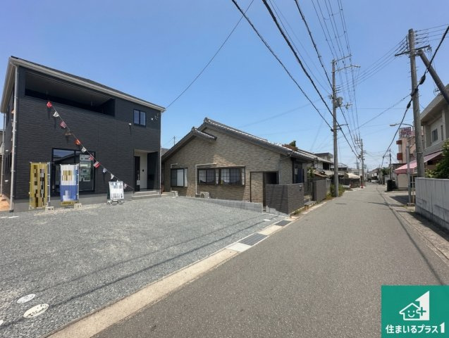 南あわじ市広田広田　第1期　新築一戸建ての前面道路含む現地写真|周辺は閑静な住宅街！前面道路広々で車の出し入れも便利です。駐車が苦手な方でも安心して車庫入れできます！