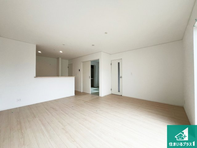 南あわじ市広田広田　第1期　新築一戸建ての居間・リビング|日当たり良好の明るいリビングで朝の目覚めもスッキリできそう！対面キッチンでご家族のコミュニケーションも自然と増える設計！小さなお子様が遊ぶスペースを作っても広々とくつろげるLDK！