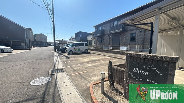 シャインの駐車場