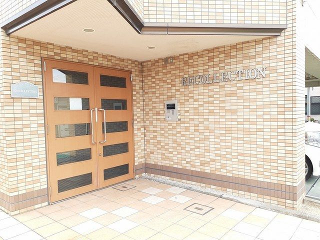 レカレクションのエントランス|清潔なエントランスです