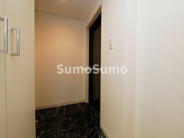 カスタリア堺筋本町の玄関|収納もある玄関です