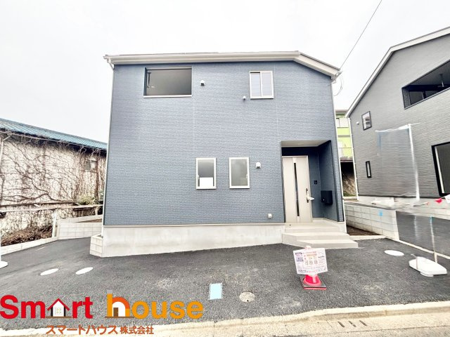町田市常盤町第14　新築2棟の外観|外壁が周囲の街並みと青空に生えるお洒落な仕上がり！周囲には高い建物のないエリア。青い空が大きく感じますね。
