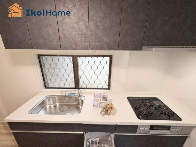 神戸市西区糀台４丁目　中古戸建のキッチン|【ホームページに現地動画掲載中】●年中無休：当日予約可●キッチンに小窓もあり明るいです！