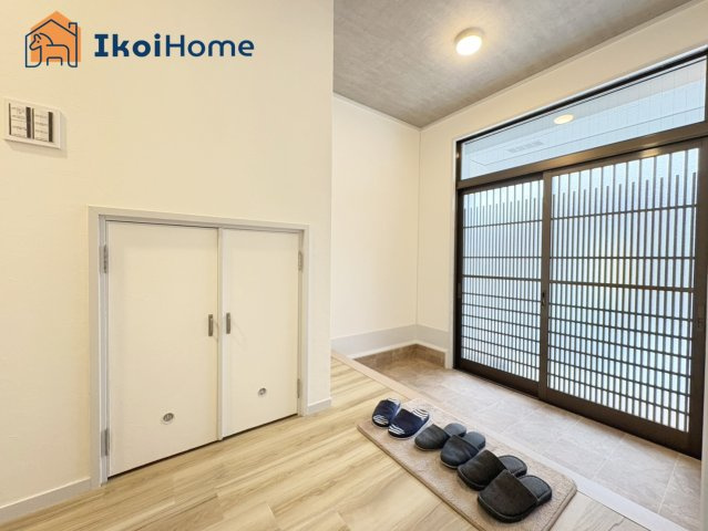 神戸市西区糀台４丁目　中古戸建の玄関|【ホームページに現地動画掲載中】●年中無休：当日予約可●採光の取れる玄関ドアです