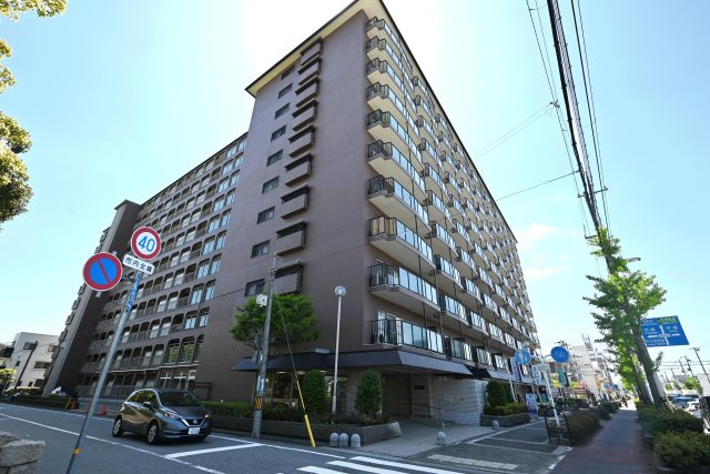 メガロコープ西宮Ⅱ 1号棟の外観|阪神「西宮」駅徒歩13分！周辺は生活施設が徒歩圏内に多数有り◎2026年4月リフォーム完了済の為即日内覧可能です。お気軽にお問い合わせください。