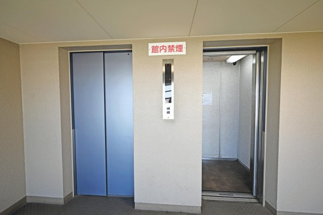 メガロコープ西宮Ⅱ 1号棟のその他共用部分|エレベーターは2基あります。
朝の急いでる時間帯も待ち時間が最小限に抑えられるのは嬉しいポイントです。