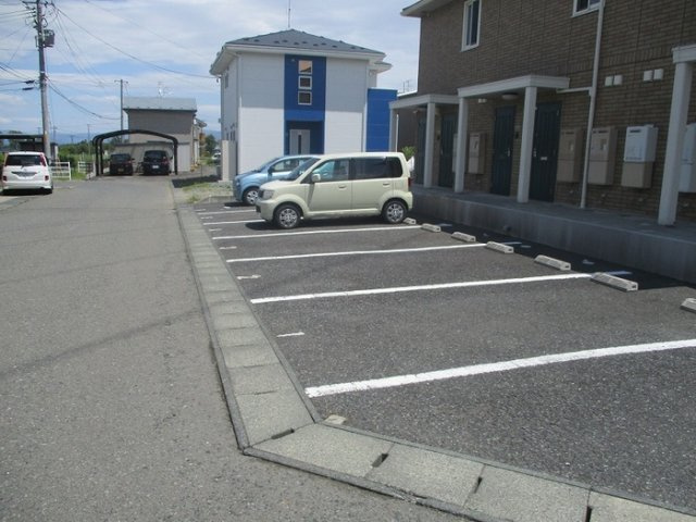 ファミールよこみちの駐車場