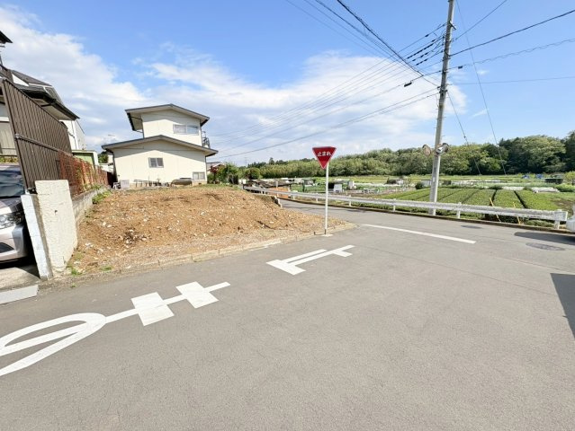 日高市高萩　建築条件なし売地　JR川越線『武蔵高萩駅』徒歩23分　【高萩小学区】の前面道路含む現地写真