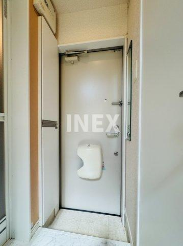 横浜市鶴見区仲通３丁目のアパートの玄関