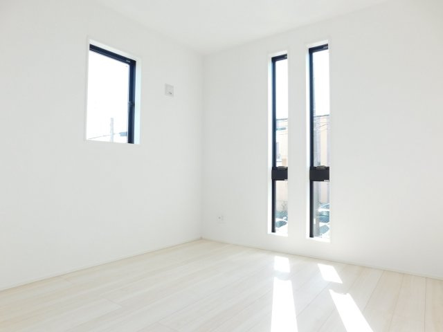 名古屋市港区小碓２丁目の新築一戸建の洋室|◇洋室◇　　南面で明るい洋室５．２５帖　全居室収納完備♪