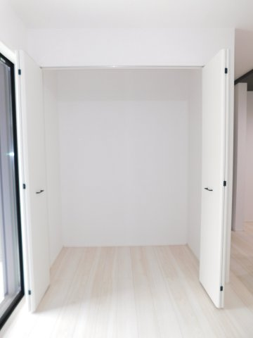 名古屋市港区小碓２丁目の新築一戸建の収納|◇リビング収納◇　　キッチン用品やリビングの荷物などがスッキリと片付く大容量収納完備！