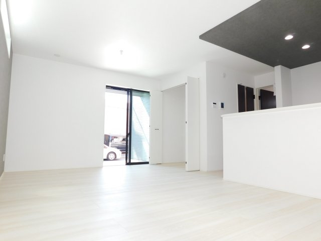 名古屋市港区小碓２丁目の新築一戸建の居間・リビング|◇リビング◇　　南面で明るいリビング１６．０帖　大容量パントリー完備！