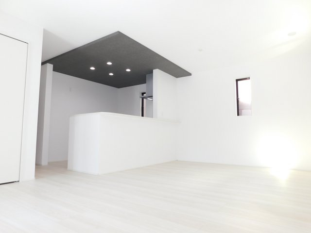 名古屋市港区小碓２丁目の新築一戸建の居間・リビング|◇リビング◇　　南面で明るいリビング１６．０帖　子育てに嬉しい対面キッチン♪