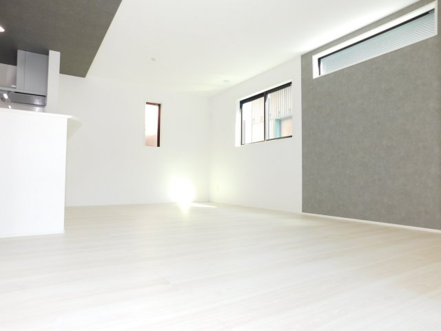 名古屋市港区小碓２丁目の新築一戸建の居間・リビング|◇リビング◇　　南面で明るいリビング１６．０帖　アクセントクロスがおしゃれな空間を演出します♪
