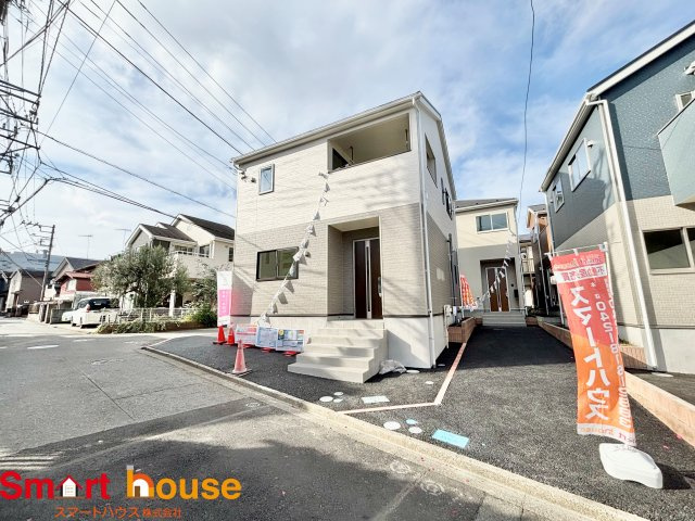 相模原市中央区上溝第140　全4棟の前面道路含む現地写真|外壁が周囲の街並みと青空に生えるお洒落な仕上がり！周囲には高い建物のないエリア。青い空が大きく感じますね。