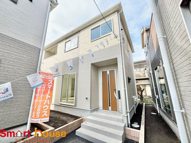 相模原市中央区上溝第140　全4棟の外観|外壁が周囲の街並みと青空に生えるお洒落な仕上がり！周囲には高い建物のないエリア。青い空が大きく感じますね。
