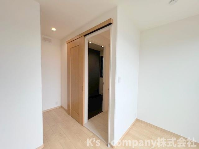 ◎茅ヶ崎市中海岸3丁目　中古戸建◎の洋室|3階洋室☆広いバルコニーに出入りができるお部屋です◇