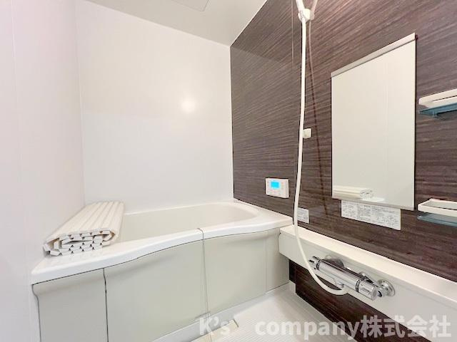 ◎茅ヶ崎市中海岸3丁目　中古戸建◎の浴室|濃い色調のアクセントパネルが使用されており引き締まった印象の浴室スペース◇
