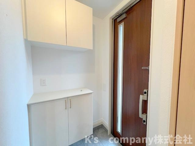 ◎茅ヶ崎市中海岸3丁目　中古戸建◎の玄関|玄関横には上下に分かれたシューズボックス付き☆