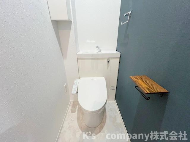 ◎茅ヶ崎市中海岸3丁目　中古戸建◎のトイレ|清潔感のあるアクセントクロスのおしゃれなトイレ◇