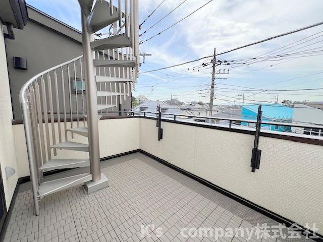 ◎茅ヶ崎市中海岸3丁目　中古戸建◎のバルコニー|2階の洋室の正面には広いワイドバルコニー☆