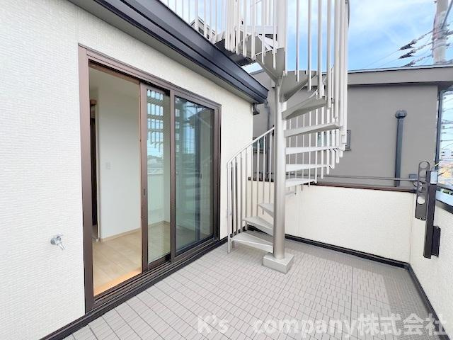 ◎茅ヶ崎市中海岸3丁目　中古戸建◎のバルコニー|屋上へのらせん階段が2階バルコニーからつながります☆