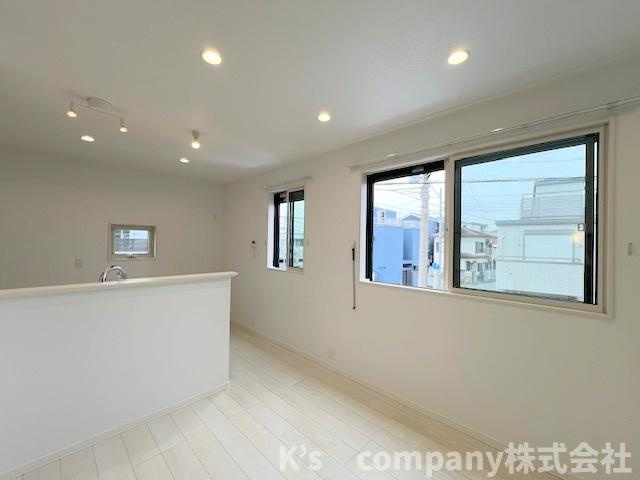 ◎茅ヶ崎市中海岸3丁目　中古戸建◎の居間・リビング|2階リビングで陽当たりが良く、3面採光で明るい空間です◇