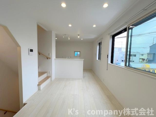 ◎茅ヶ崎市中海岸3丁目　中古戸建◎の居間・リビング|正面にはリビングにいるご家族を感じながらお料理ができるカウンターキッチンが見えます◇